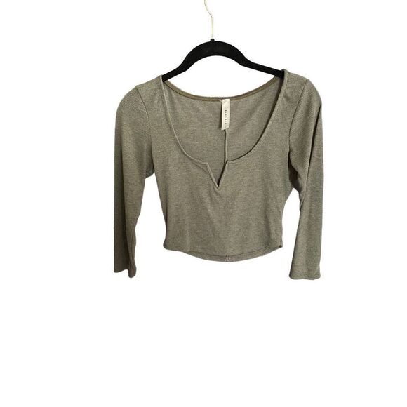 Blue blush women’s V-neck green, 3/4 sleeve crop top size small ￼ - Picture 2 of 4
